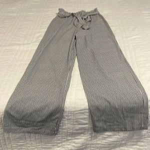 No yeah. Wide leg crepe pants. Size small.